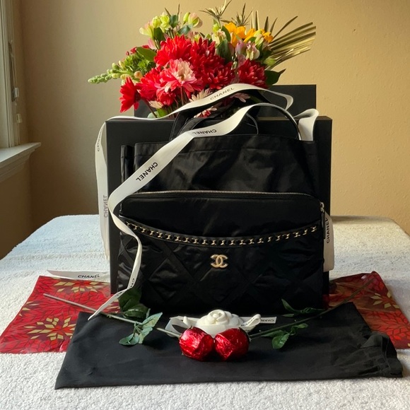 🌹 CHANEL LARGE POUCH WITH FOLDABLE TOTE BAG 🌹NWT🌹 - Picture 6 of 16